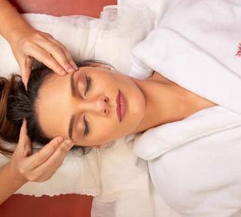 Moça recebendo massagem de beleza Buddha Spa